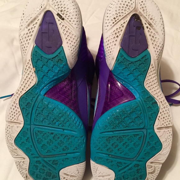 LeBron James Men's Sneakers (Charlotte Hornets) - Picture 4 of 6